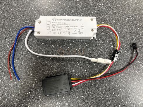 Driver LED Q24U 12V 3A 36W con interruttore touch e uscita 230V per riscaldamento dello specchio – Modello GWV-3612-L