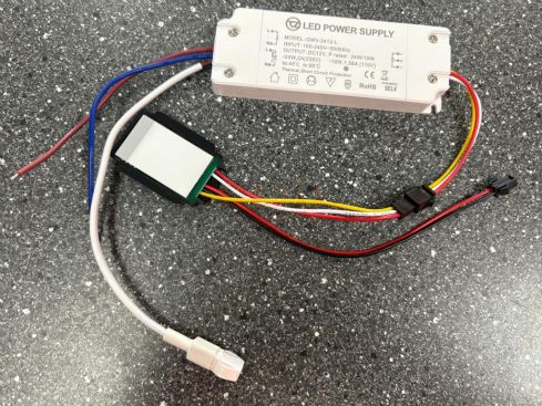 Driver LED 12V 2A 24W con dimmer touch e uscita 230V per riscaldamento dello specchio – Modello GWV-2412-L
